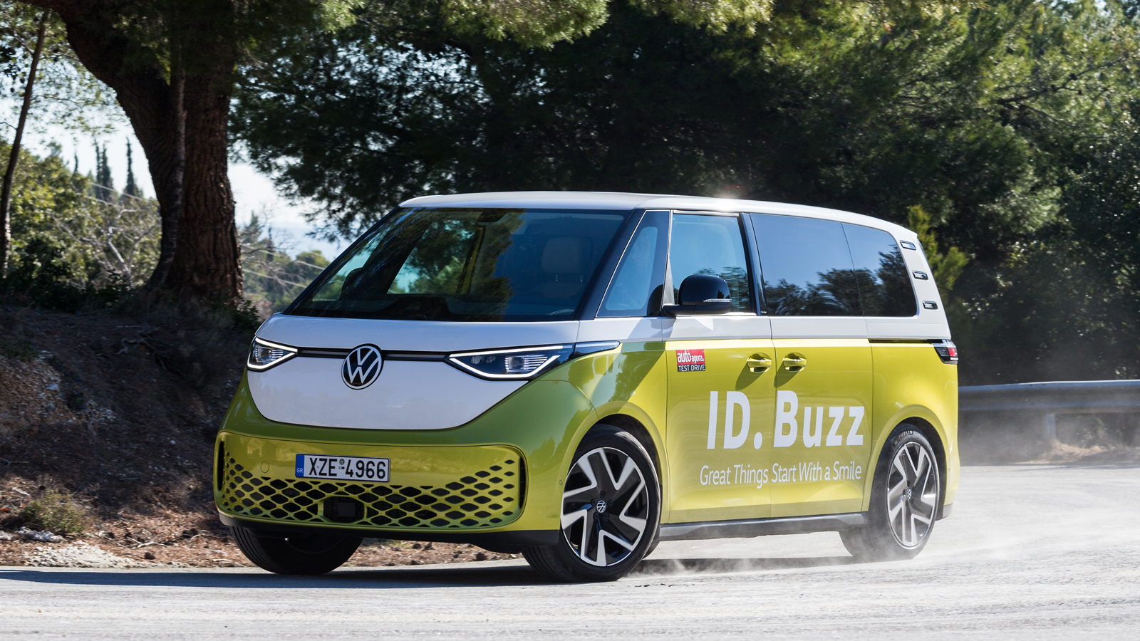 VW ID.Buzz: Κοιτάει στο μέλλον αναπολώντας το παρελθόν